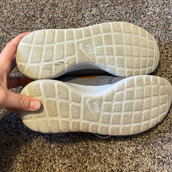 Nike Roshe — Like New Gray and Gold - Picture 8 of 8